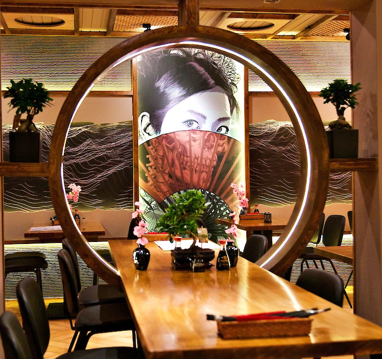 Tisch mit O-f&ouml;rmigem Fenster